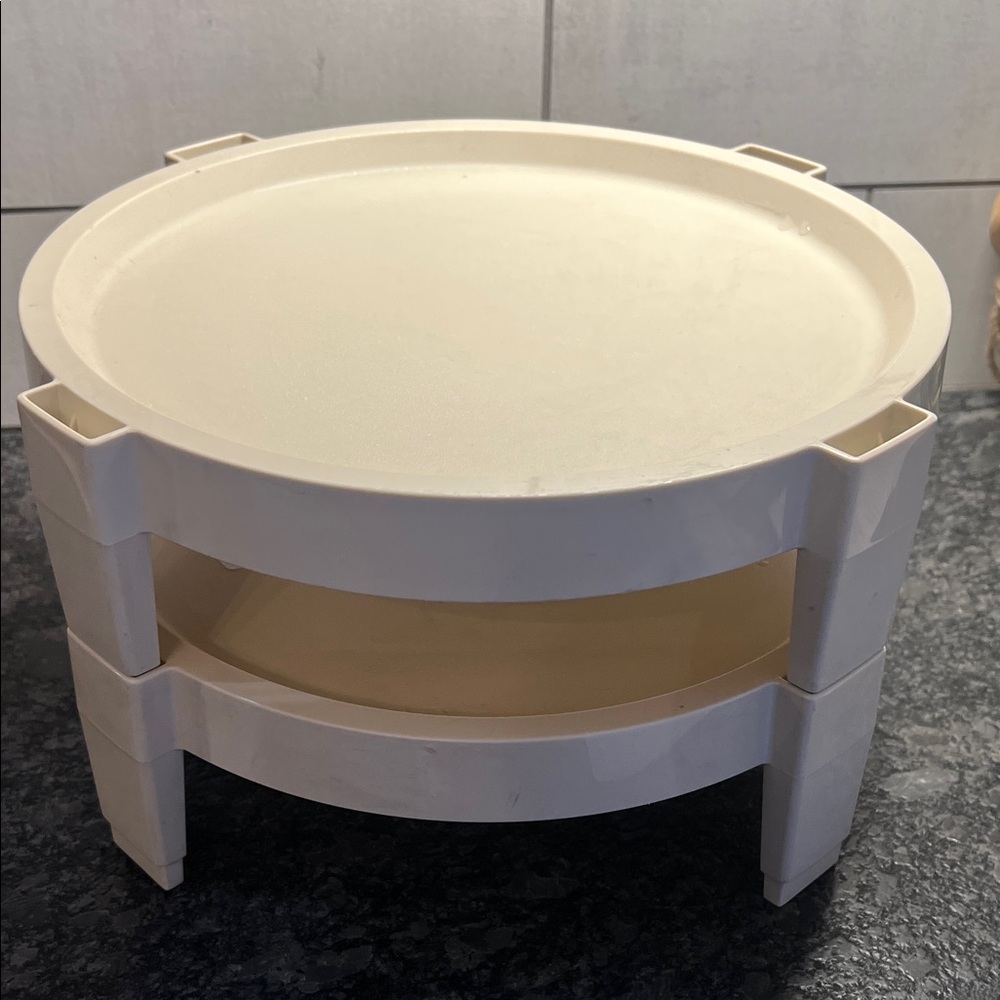 Vintage Stackable Tupperware 10” Pie/Cake holder.  Like new.